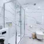 Apartman Seaside Retreat With Pool, Ac, And Fast Wi-fi