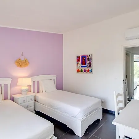 Apartment Seaside Retreat With Pool, Ac, And Fast Wi-fi