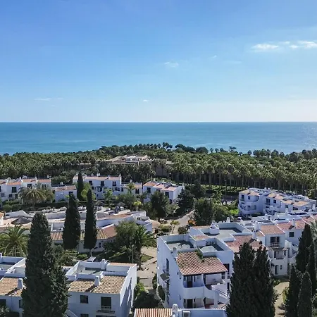 Apartment Seaside Retreat With Pool, Ac, And Fast Wi-fi