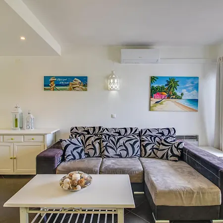 Seaside Retreat With Pool, Ac, And Fast Wi-fi Apartment