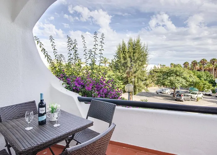 Apartamento Seaside Retreat With Pool, Ac, And Fast Wi-fi