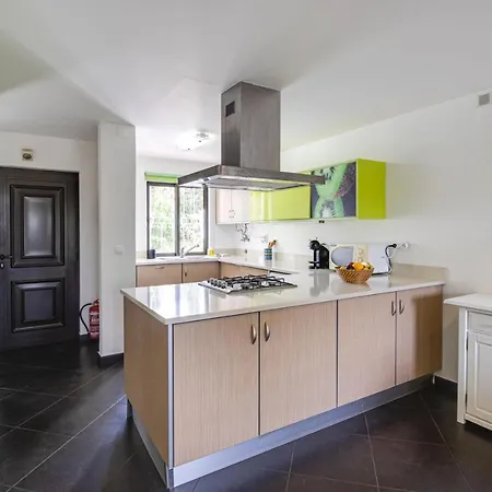 Seaside Retreat With Pool, Ac, And Fast Wi-fi Appartamento