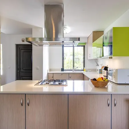 Seaside Retreat With Pool, Ac, And Fast Wi-fi Appartamento