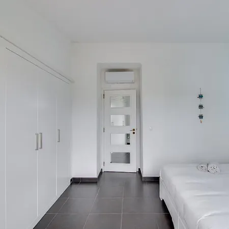 Seaside Retreat With Pool, Ac, And Fast Wi-fi Appartamento