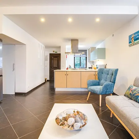Apartment Seaside Retreat With Pool, Ac, And Fast Wi-fi