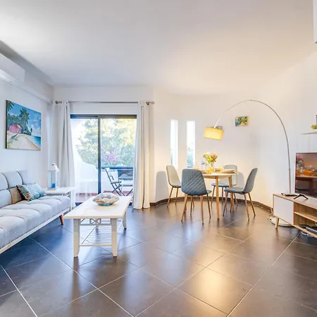 Apartment Seaside Retreat With Pool, Ac, And Fast Wi-fi *