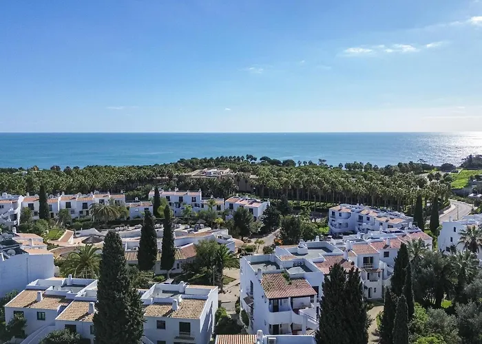 Apartment Seaside Retreat With Pool, Ac, And Fast Wi-fi