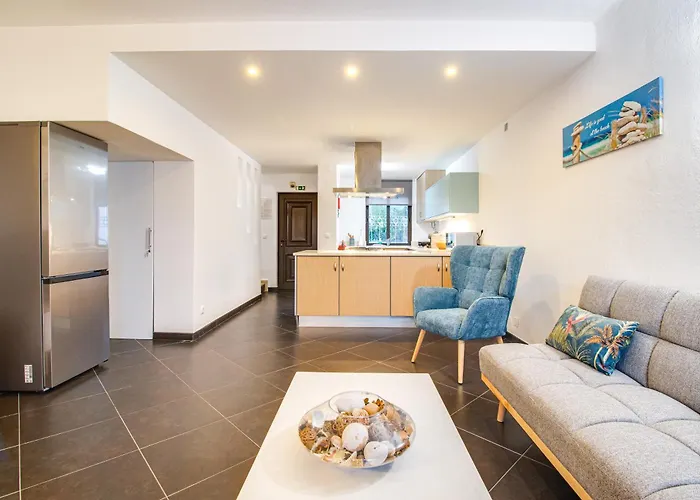 Apartment Seaside Retreat With Pool, Ac, And Fast Wi-fi