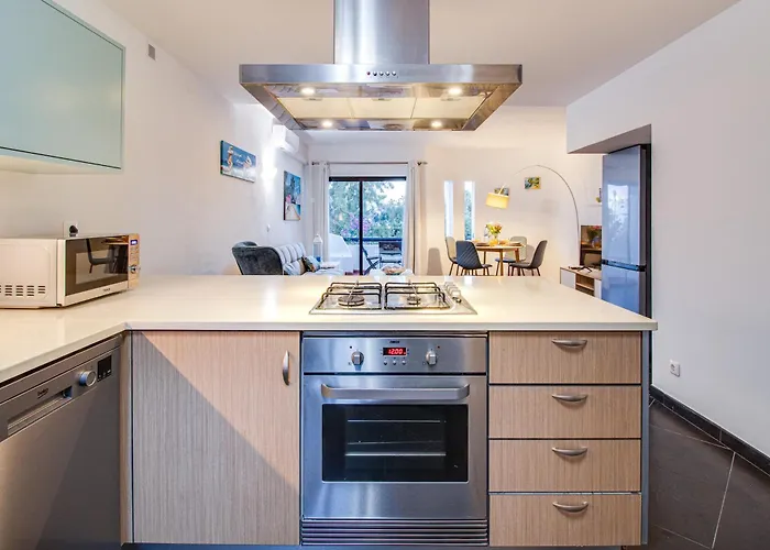 Apartment Seaside Retreat With Pool, Ac, And Fast Wi-fi *