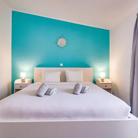 Apartment Seaside Retreat With Pool, Ac, And Fast Wi-fi *